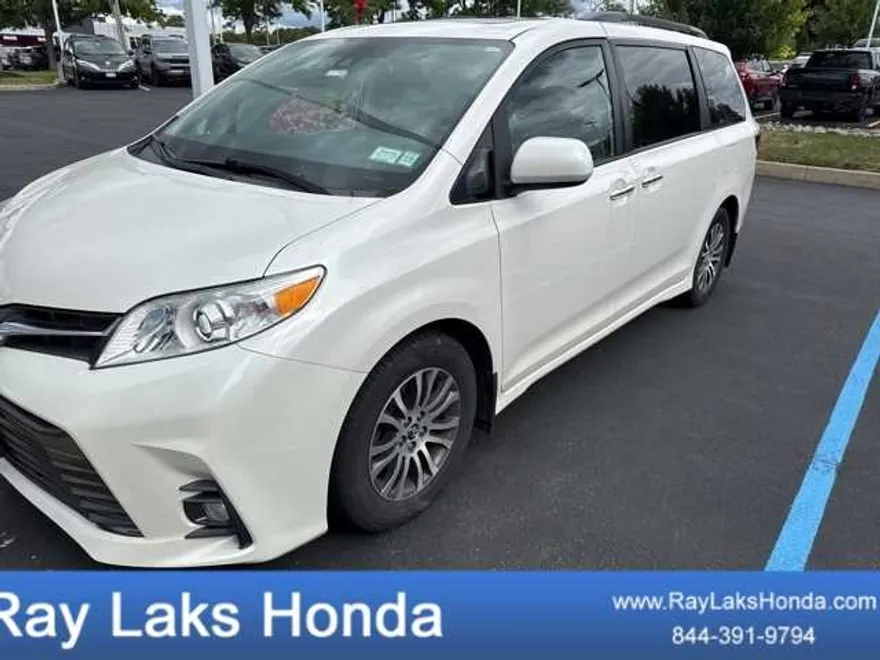 2020 Toyota Sienna XLE photo 1