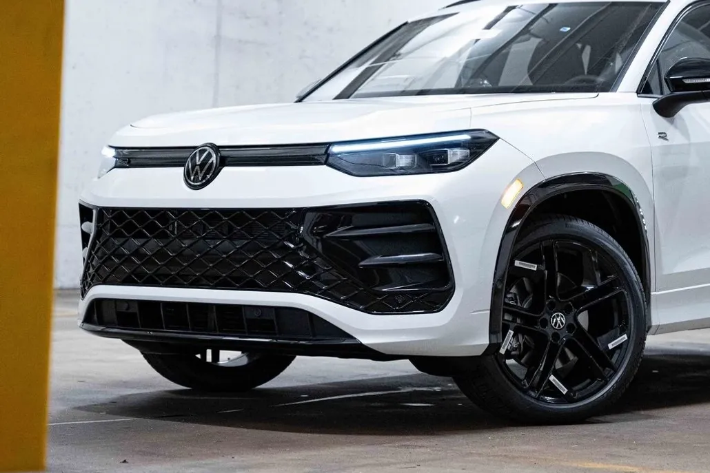 2025 Volkswagen Tiguan SE R-Line Black photo 1