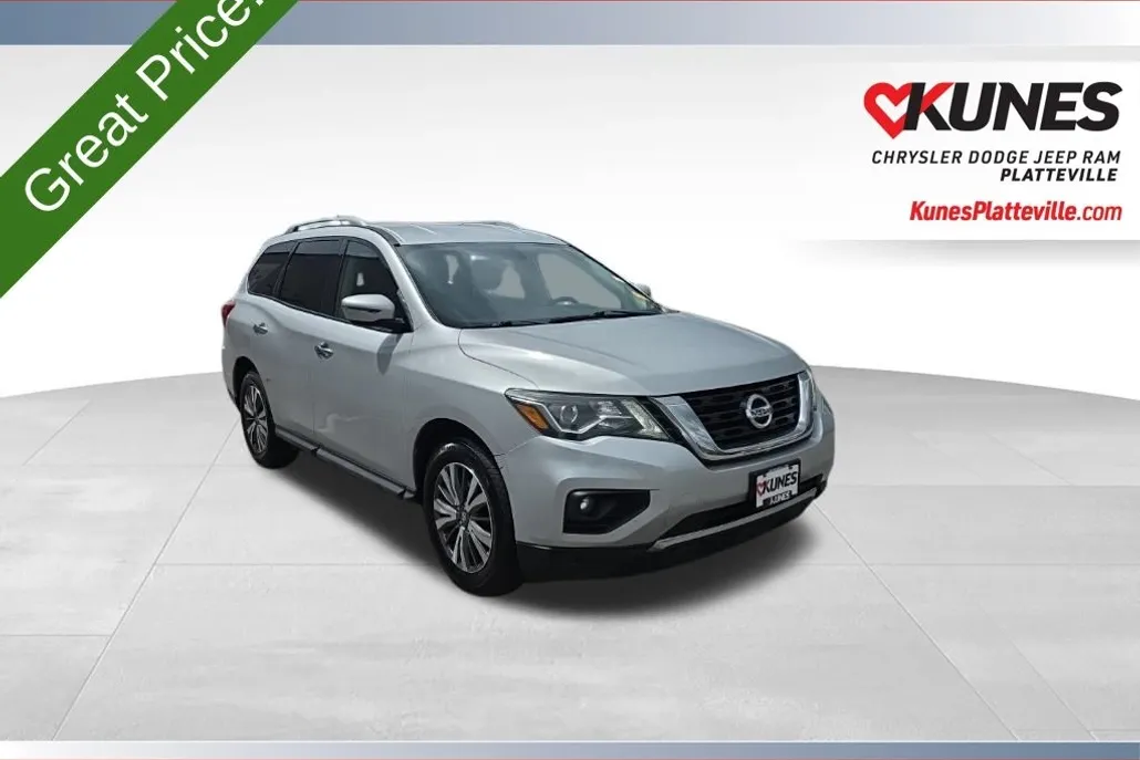 2017 Nissan Pathfinder SV photo 1