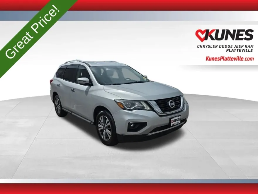 2017 Nissan Pathfinder SV photo 1