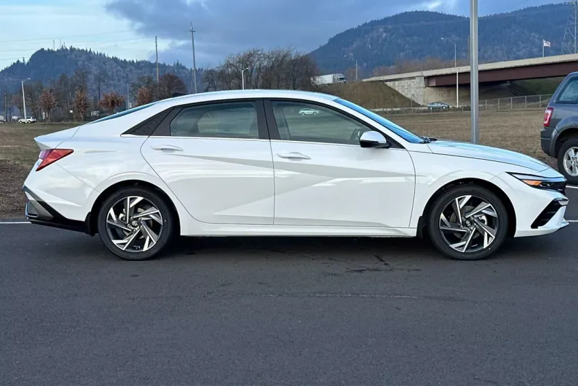 2025 Hyundai Elantra Limited photo 1