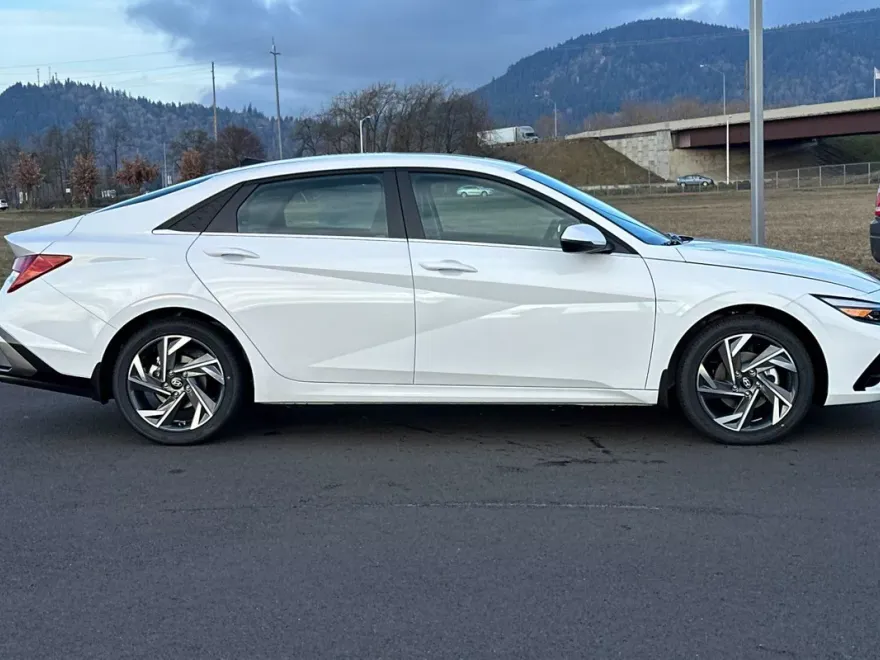 2025 Hyundai Elantra Limited photo 1