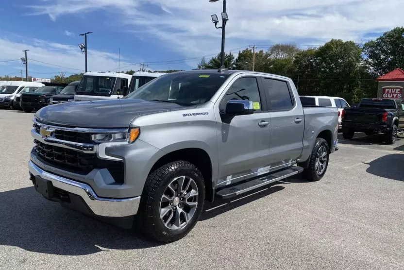 2024 Chevrolet Silverado 1500 LT photo 1