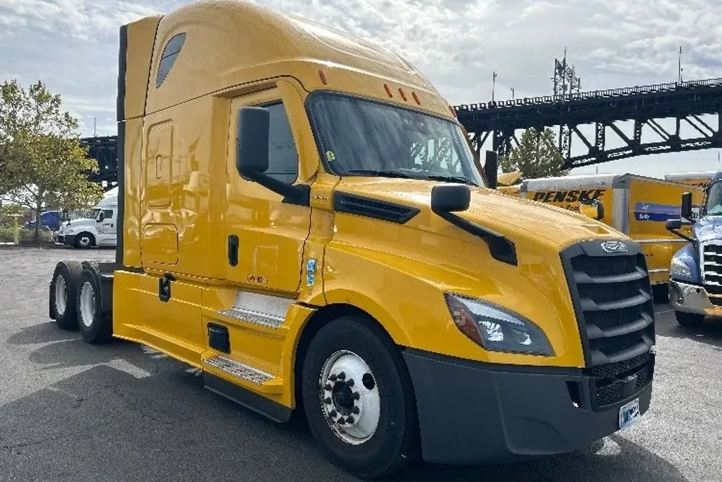 2022 Freightliner Cascadia 126" Sleeper Cab photo 1