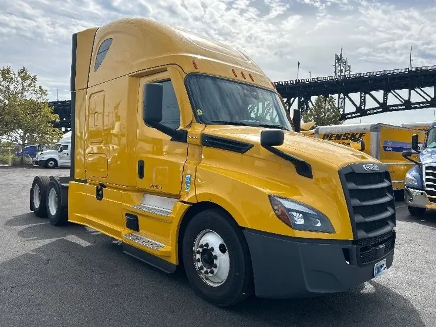 2022 Freightliner Cascadia 126" Sleeper Cab photo 1