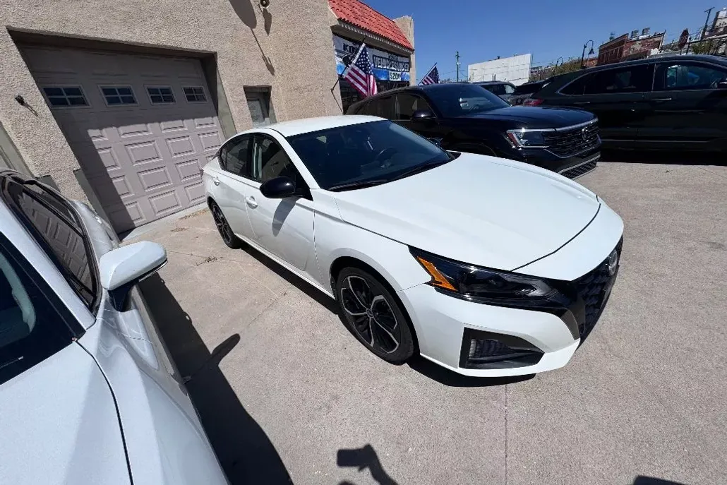 2023 Nissan Altima 2.5 SR photo 1