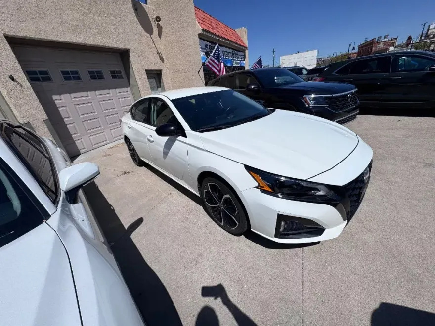 2023 Nissan Altima 2.5 SR photo 1