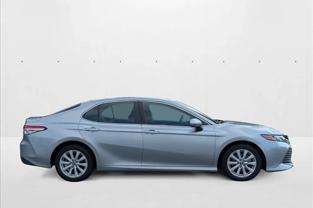 2019 Toyota Camry LE photo 1