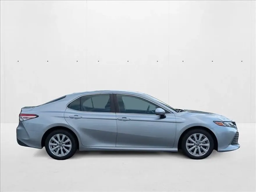 2019 Toyota Camry LE photo 1