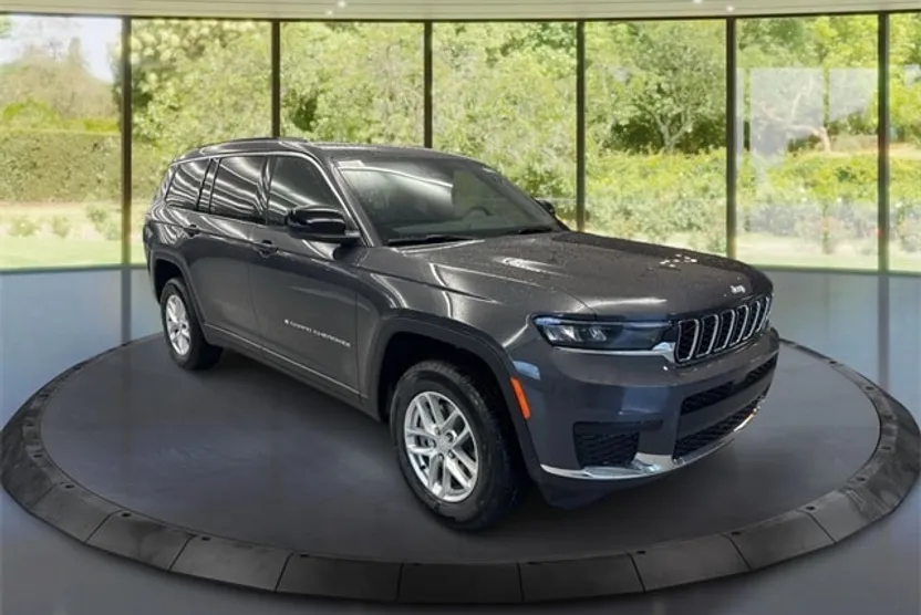 2025 Jeep Grand Cherokee Laredo photo 1