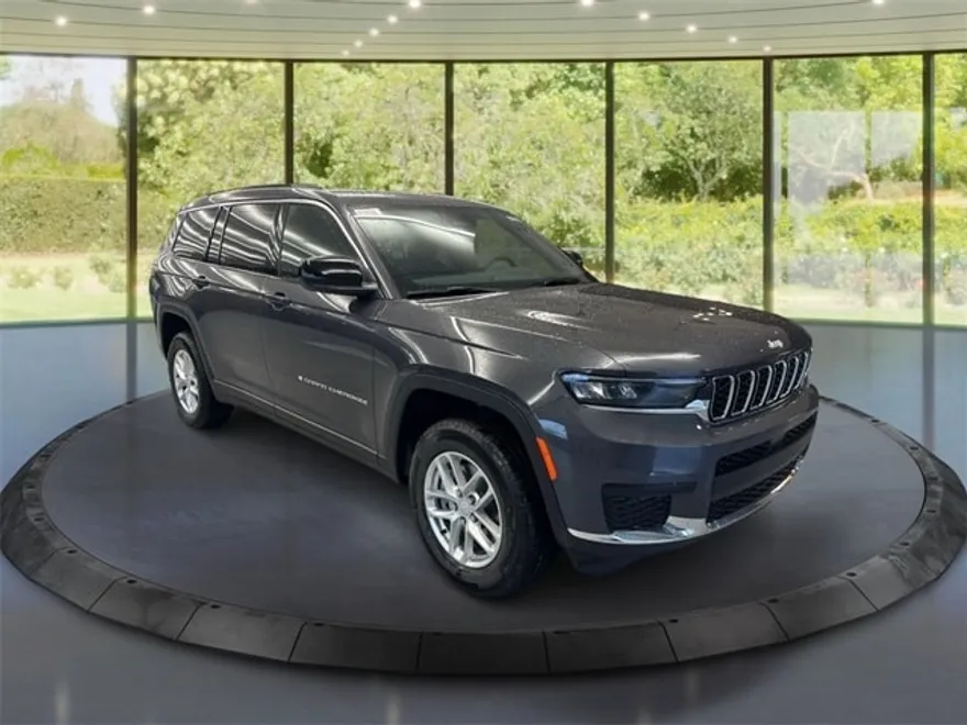 2025 Jeep Grand Cherokee Laredo photo 1