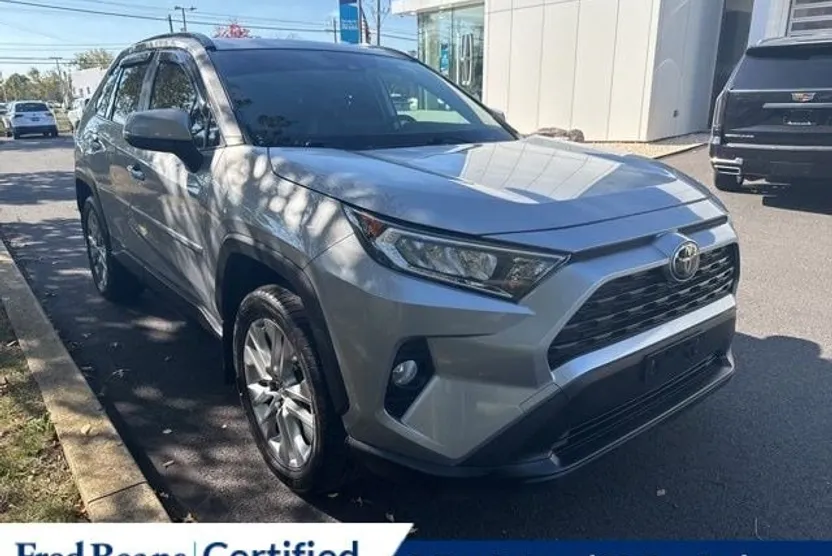 2019 Toyota RAV4 XLE Premium photo 1