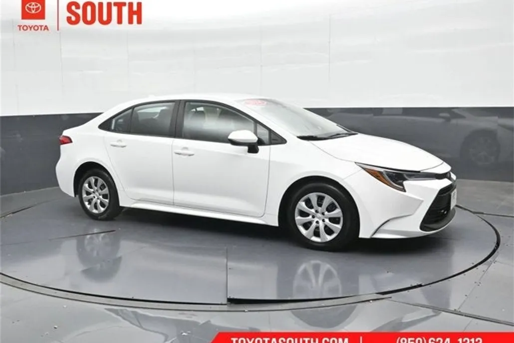 2023 Toyota Corolla LE photo 1