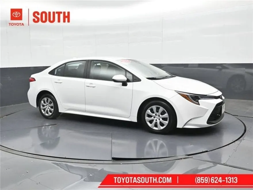 2023 Toyota Corolla LE photo 1