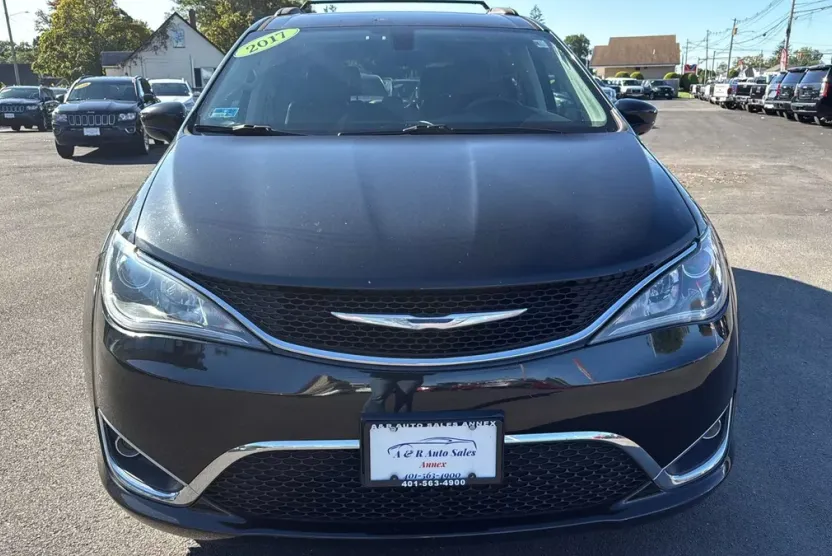 2017 Chrysler Pacifica Touring L photo 1