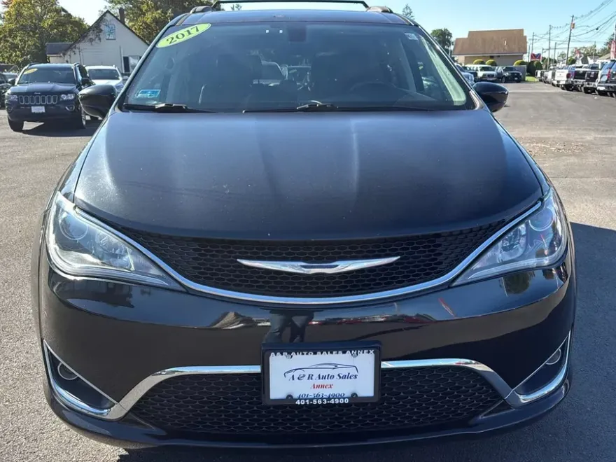 2017 Chrysler Pacifica Touring L photo 1