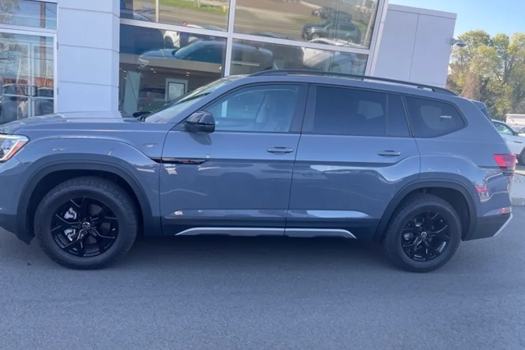 2025 Volkswagen Atlas Peak Edition SE photo 1