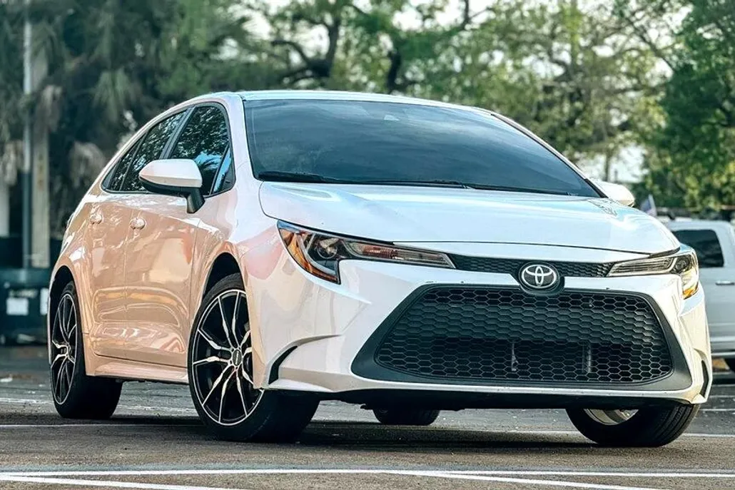 2021 Toyota Corolla LE photo 1