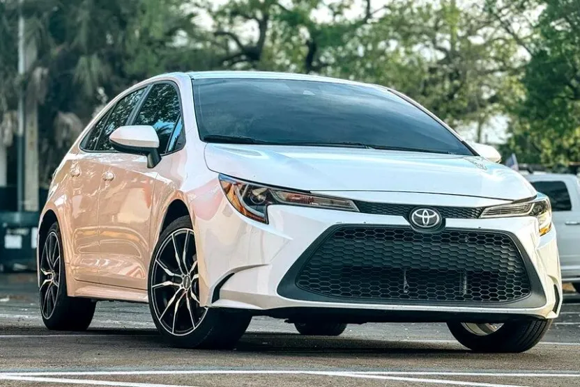 2021 Toyota Corolla LE photo 1