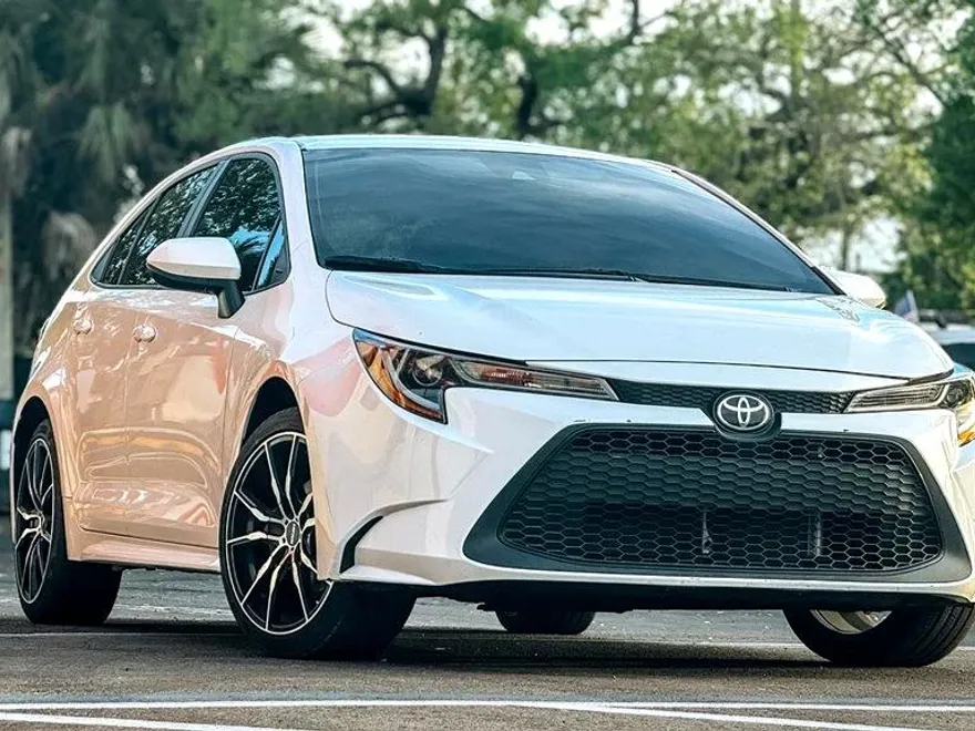 2021 Toyota Corolla LE photo 1