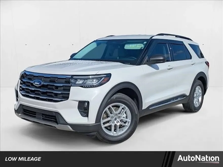 2025 Ford Explorer photo 1