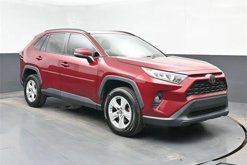 2019 Toyota RAV4 XLE photo 1