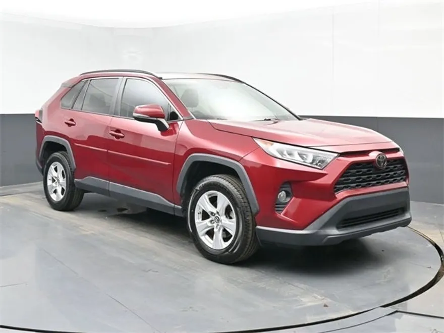 2019 Toyota RAV4 XLE photo 1