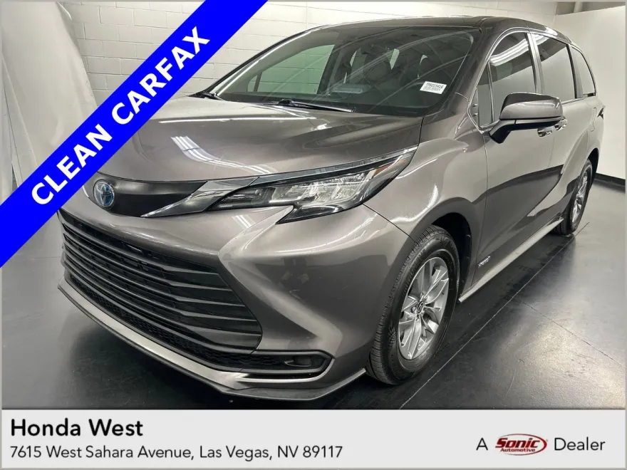 2021 Toyota Sienna LE photo 1
