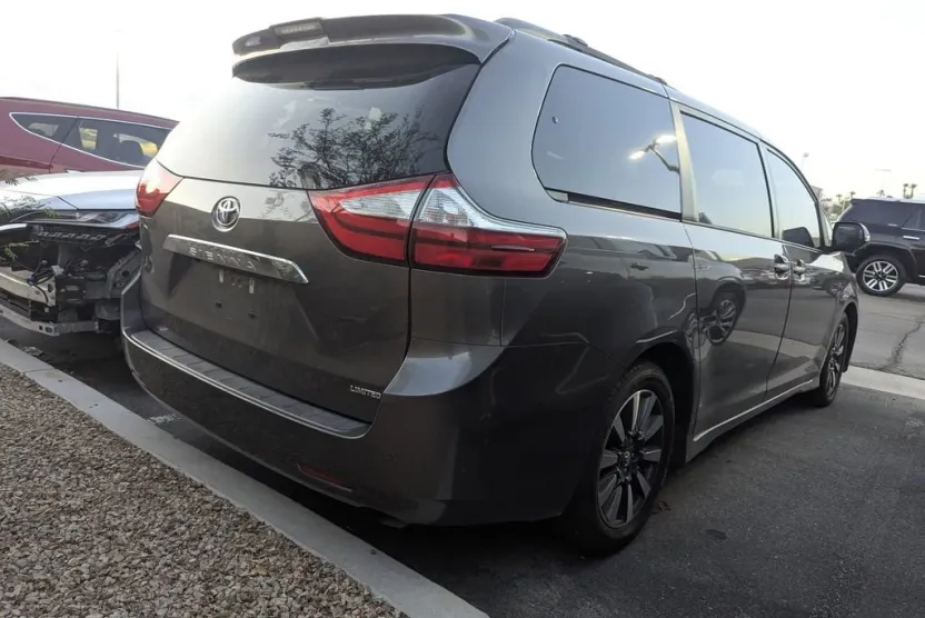 2019 Toyota Sienna Limited photo 1
