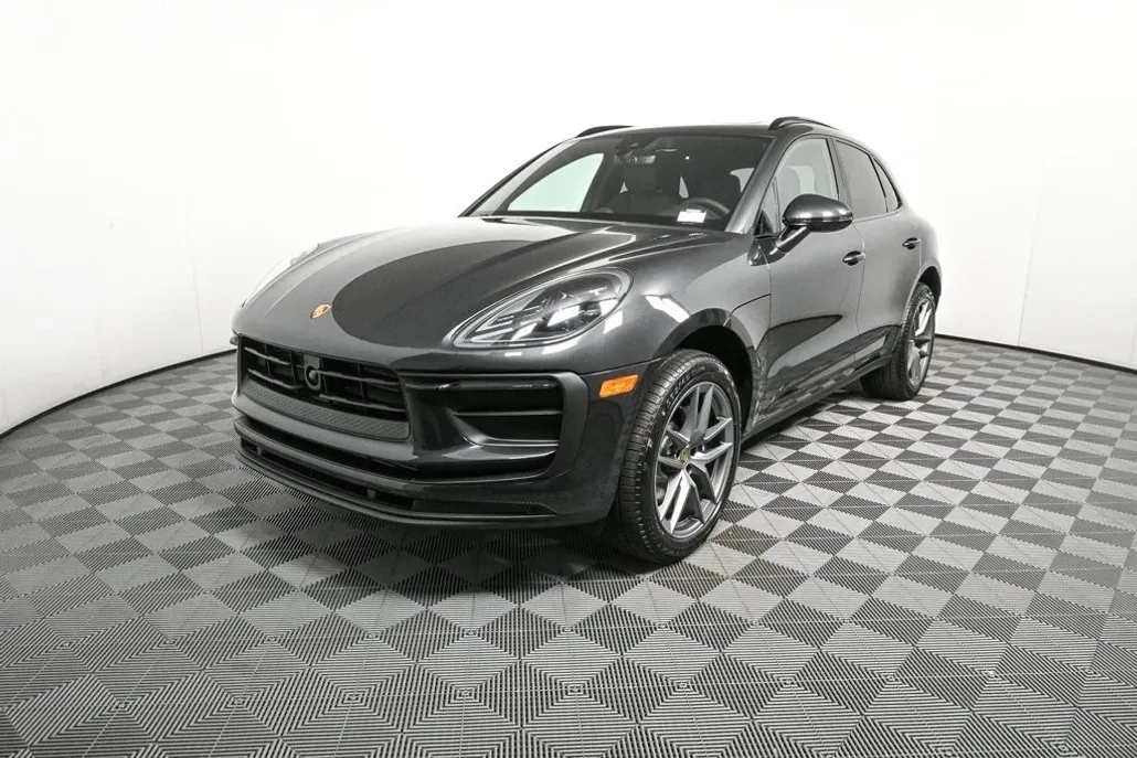 2026 Porsche Macan T photo 1
