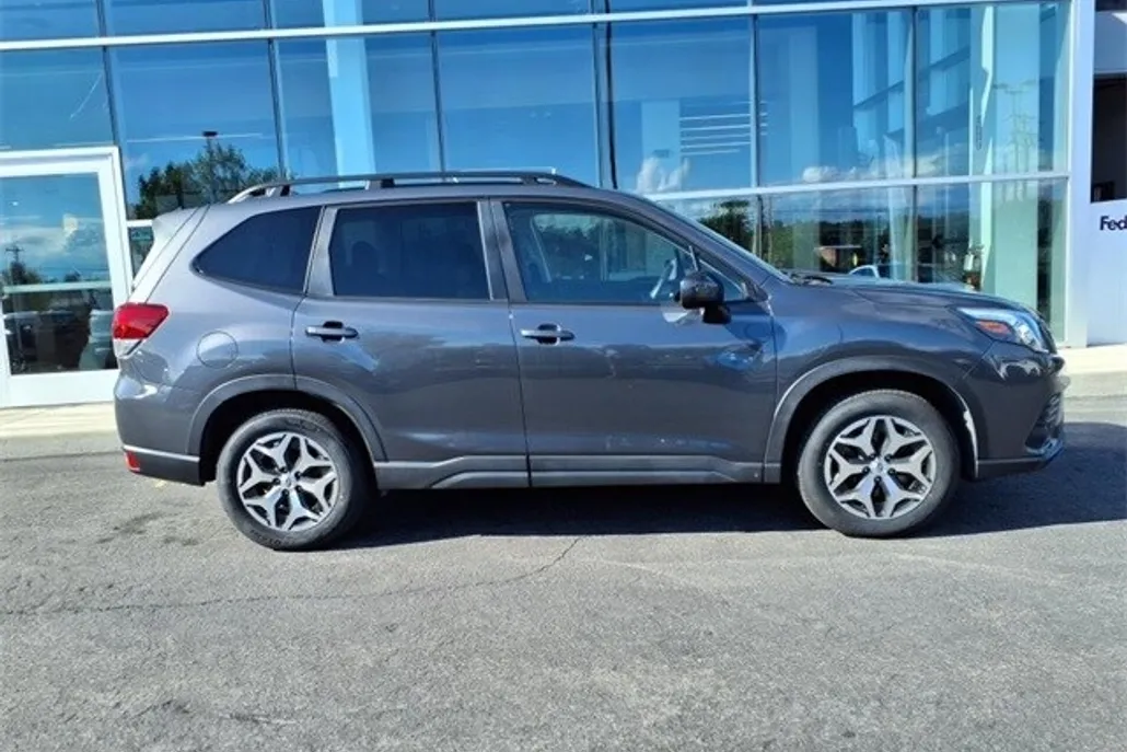 2022 Subaru Forester Premium photo 1