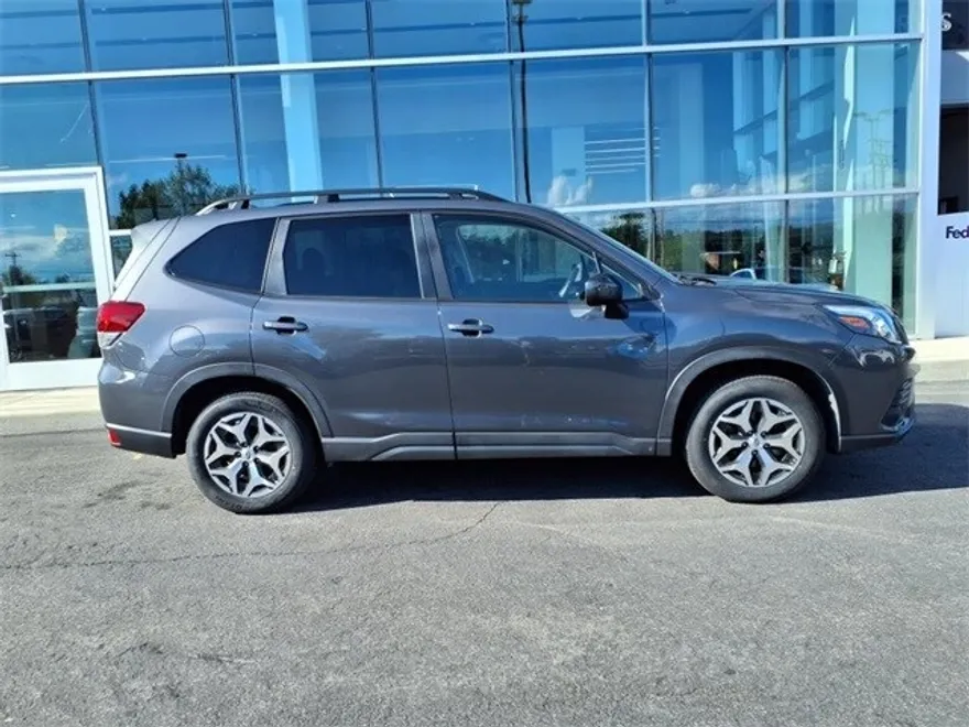 2022 Subaru Forester Premium photo 1
