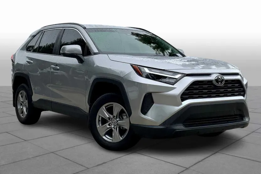 2024 Toyota RAV4 XLE photo 1