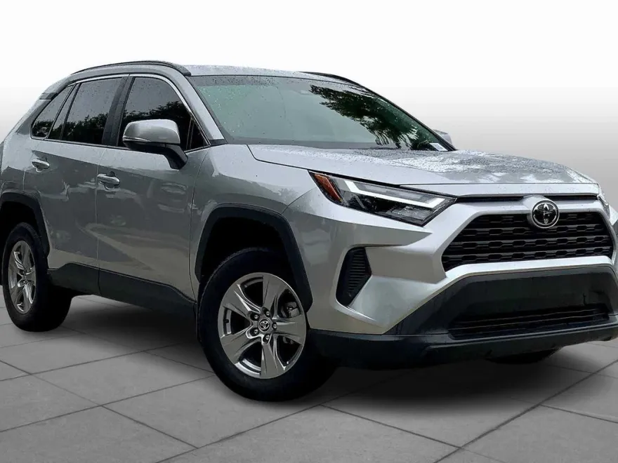 2024 Toyota RAV4 XLE photo 1