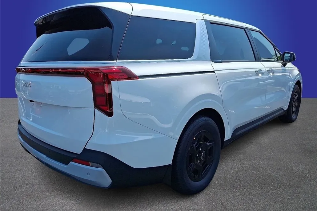 2025 Kia Carnival LXS photo 1