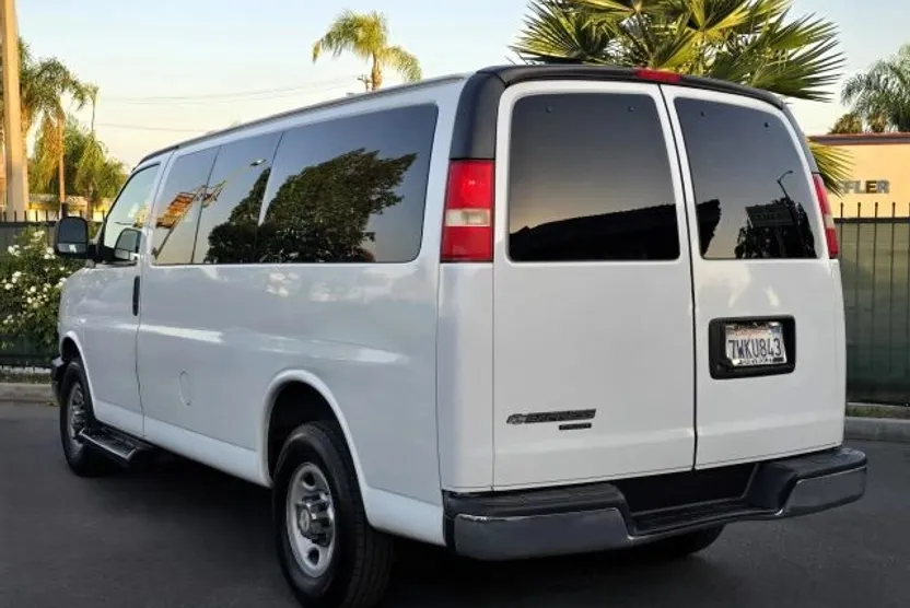 2016 Chevrolet Express 3500 Passenger LT Van photo 1
