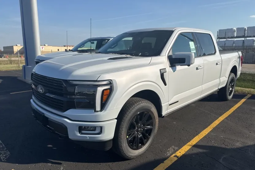 2025 Ford F-150 Platinum photo 1