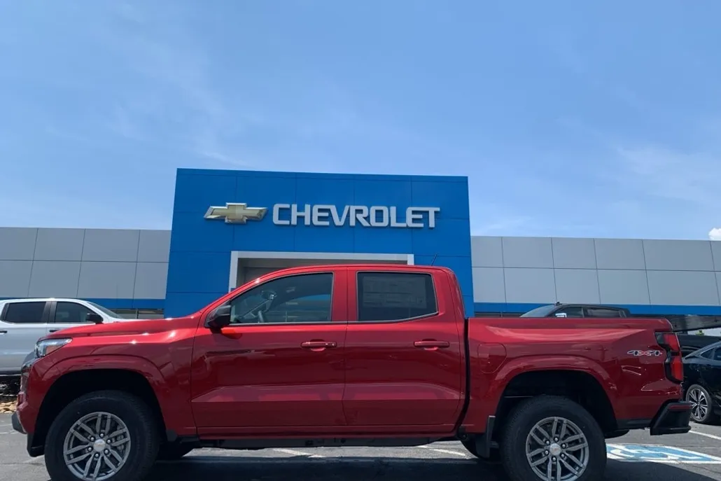 2025 Chevrolet Colorado Work Truck LT photo 1
