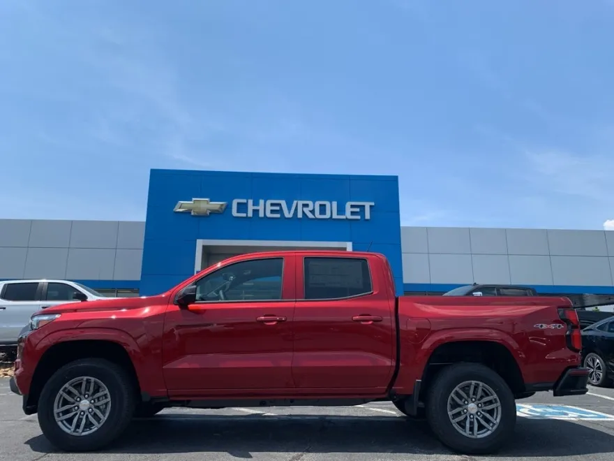 2025 Chevrolet Colorado Work Truck LT photo 1