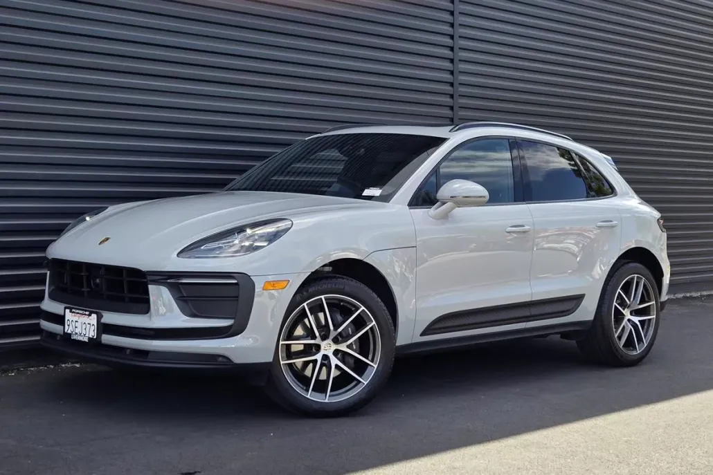 2025 Porsche Macan photo 1