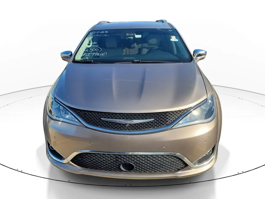 2017 Chrysler Pacifica Limited photo 1