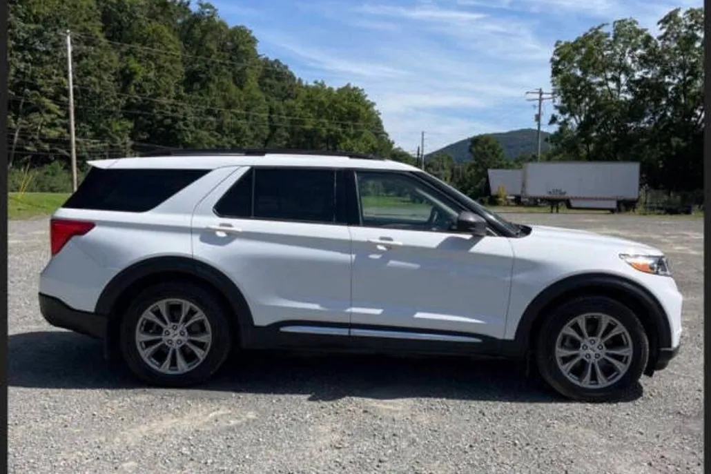 2021 Ford Explorer XLT photo 1