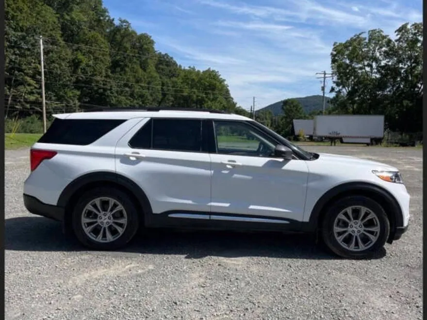 2021 Ford Explorer XLT photo 1