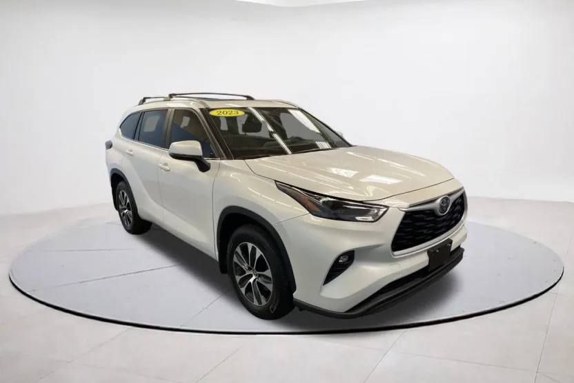 2023 Toyota Highlander XLE photo 1
