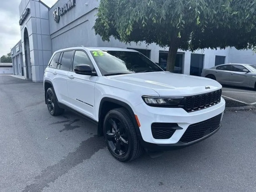 2023 Jeep Grand Cherokee Altitude photo 1