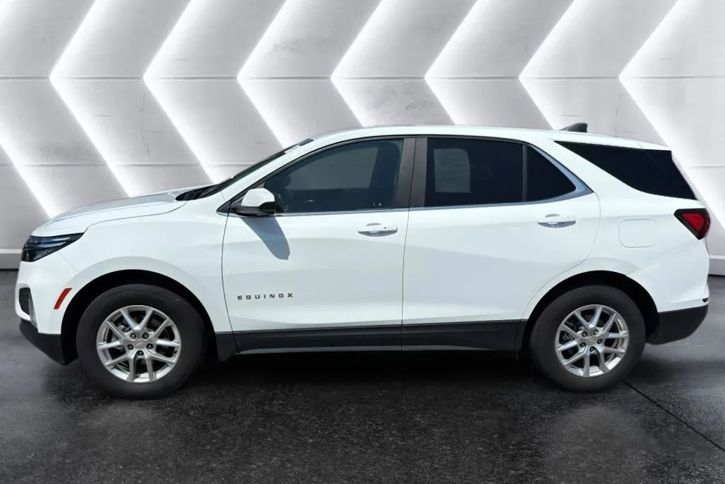 2023 Chevrolet Equinox LT photo 1