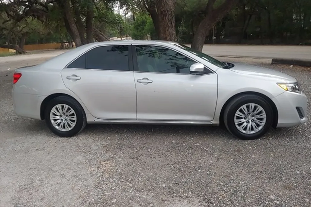 2012 Toyota Camry LE photo 1