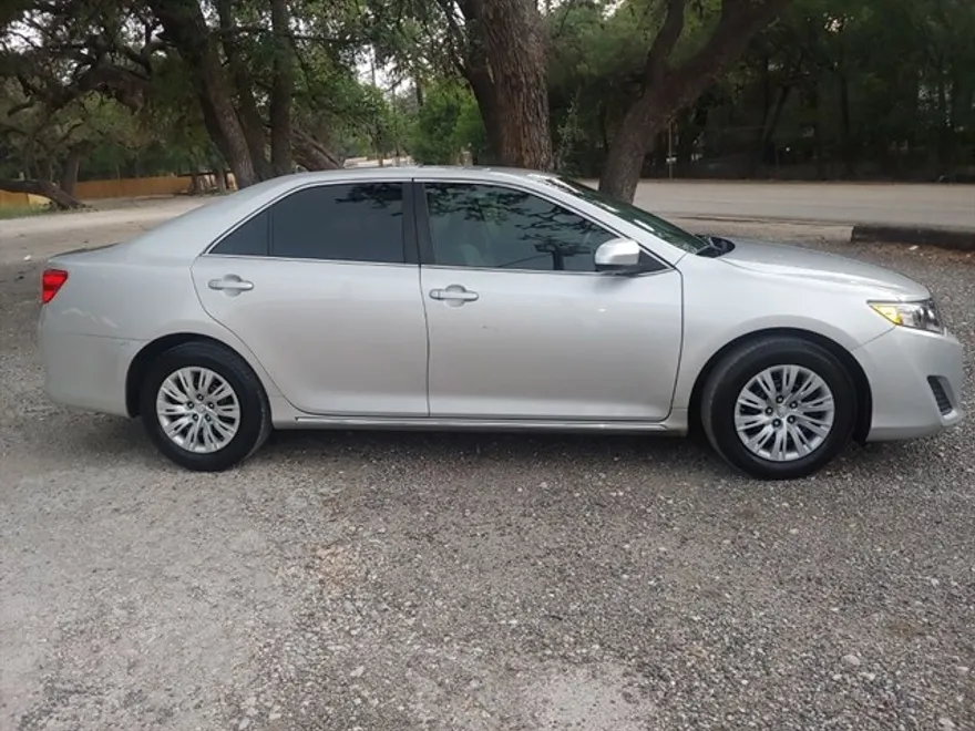 2012 Toyota Camry LE photo 1