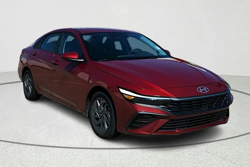 2024 Hyundai Elantra SEL photo 1