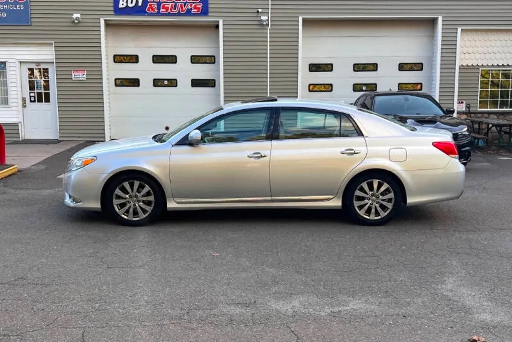 2011 Toyota Avalon Limited photo 1